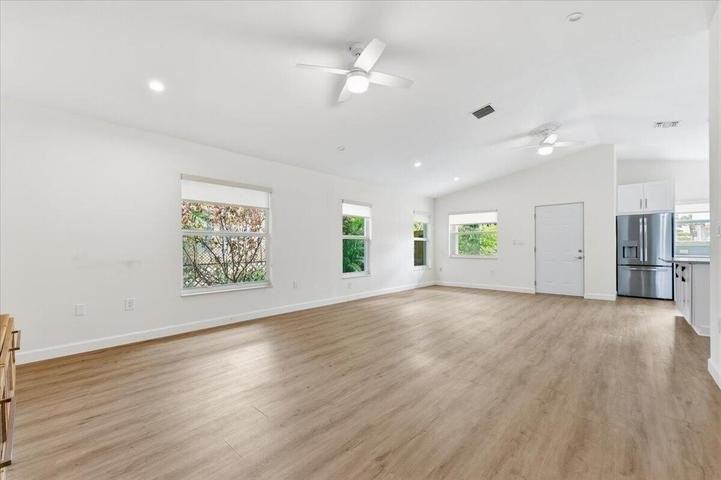 530 Ne 3rd Ave - Photo 6 of 8