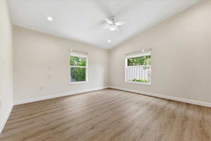 530 Ne 3rd Ave - Photo 7 of 8