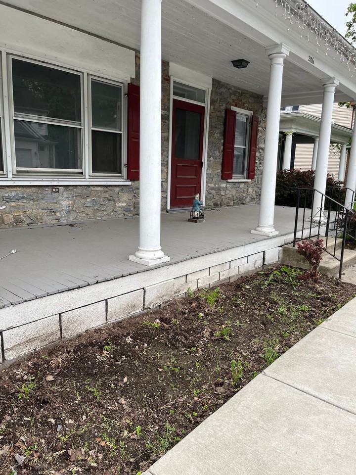 206 E Main St