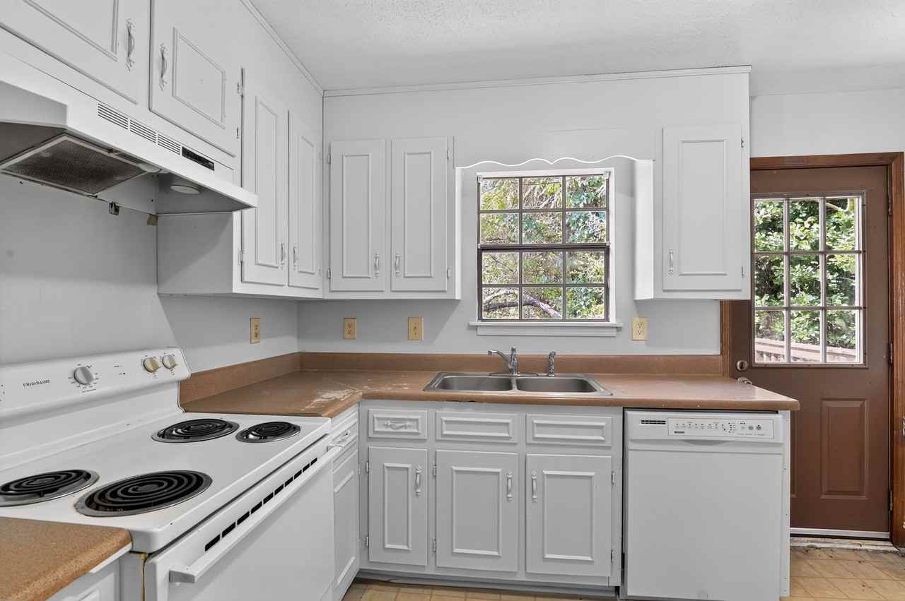 621 33rd St E #D - Photo 5 of 9