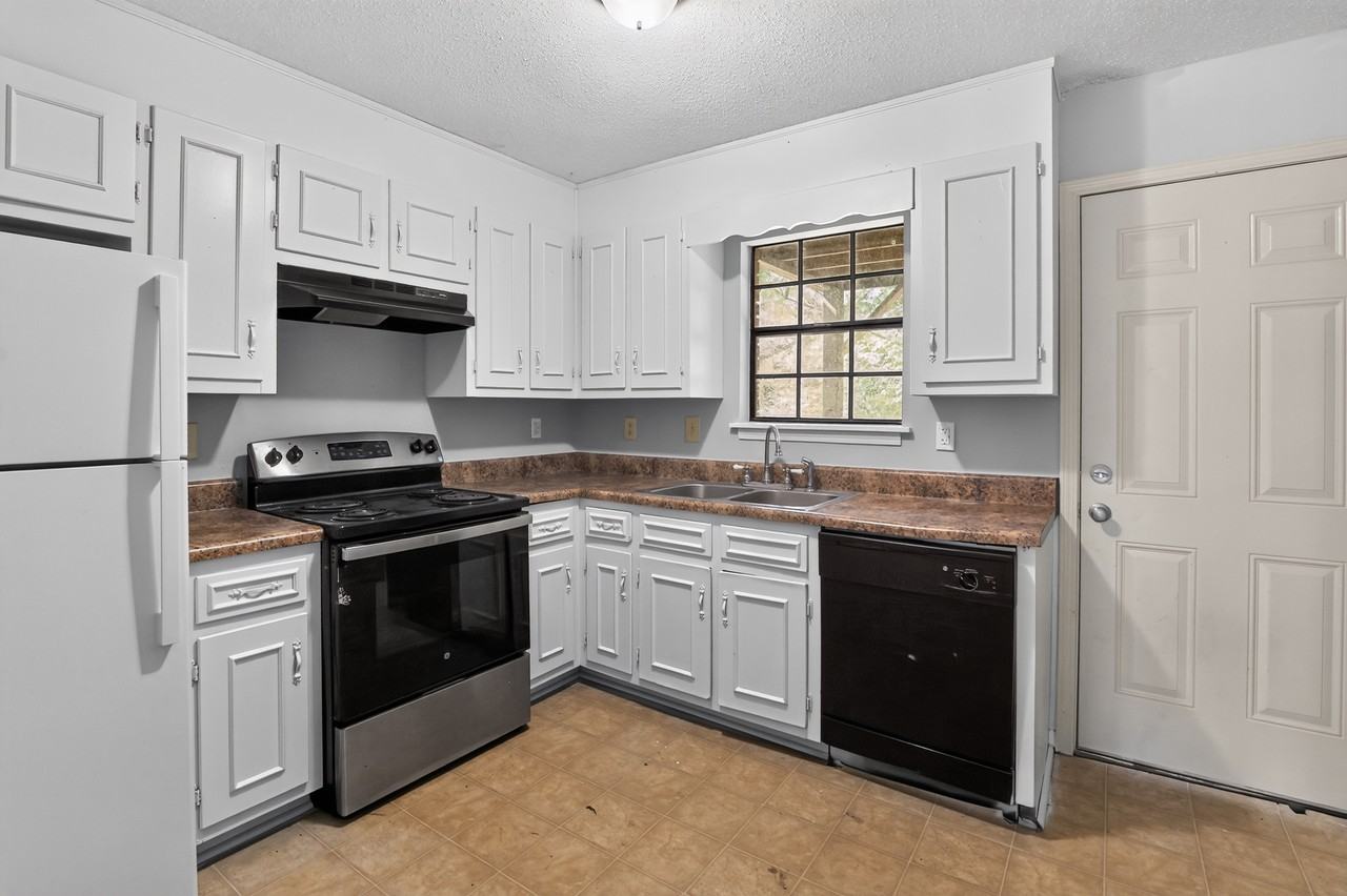 621 33rd St E #B - Photo 5 of 9