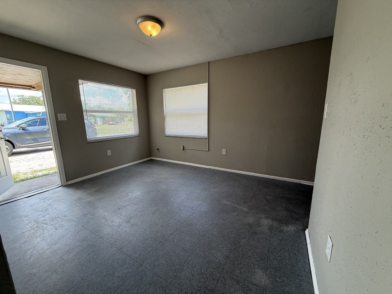 114 Court St Sw #NA - Photo 4 of 8