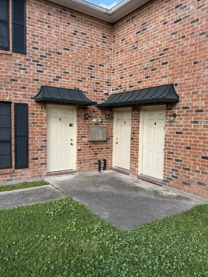 7051 Perkins Place Ct #B - Photo 2 of 12
