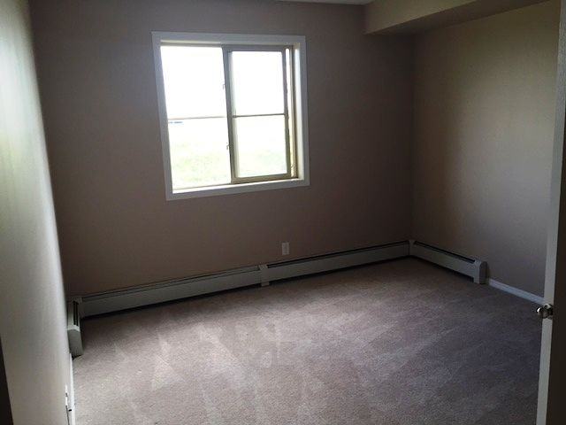 12035 22 Ave Sw - Photo 4 of 8