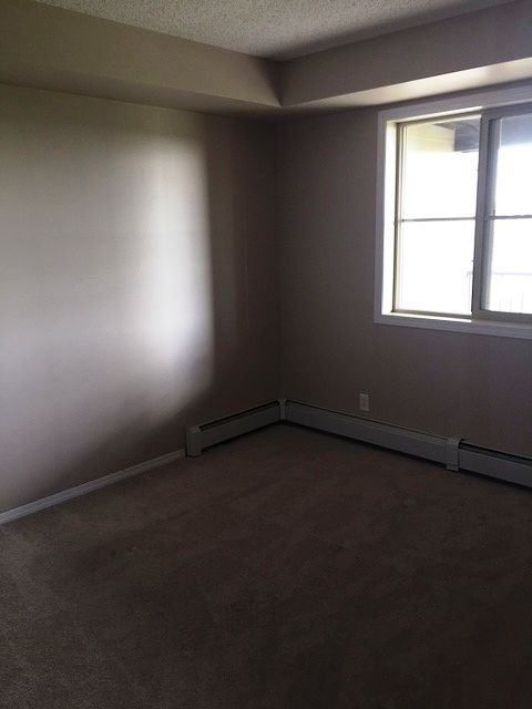 12035 22 Ave Sw - Photo 6 of 8