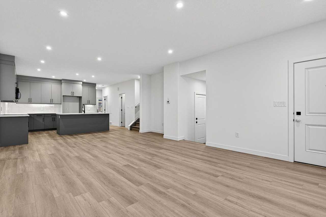 219 29 St Sw - Photo 3 of 44