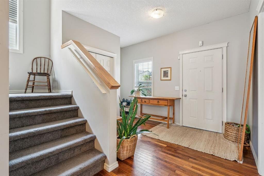 191 Elgin Rise Se - Photo 2 of 18