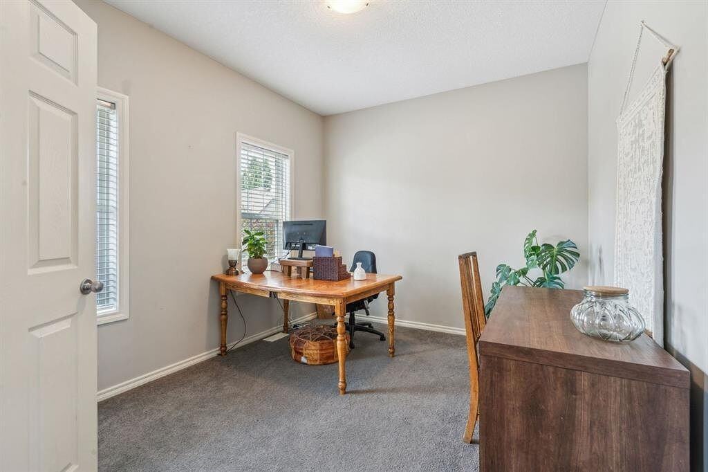 191 Elgin Rise Se - Photo 3 of 18