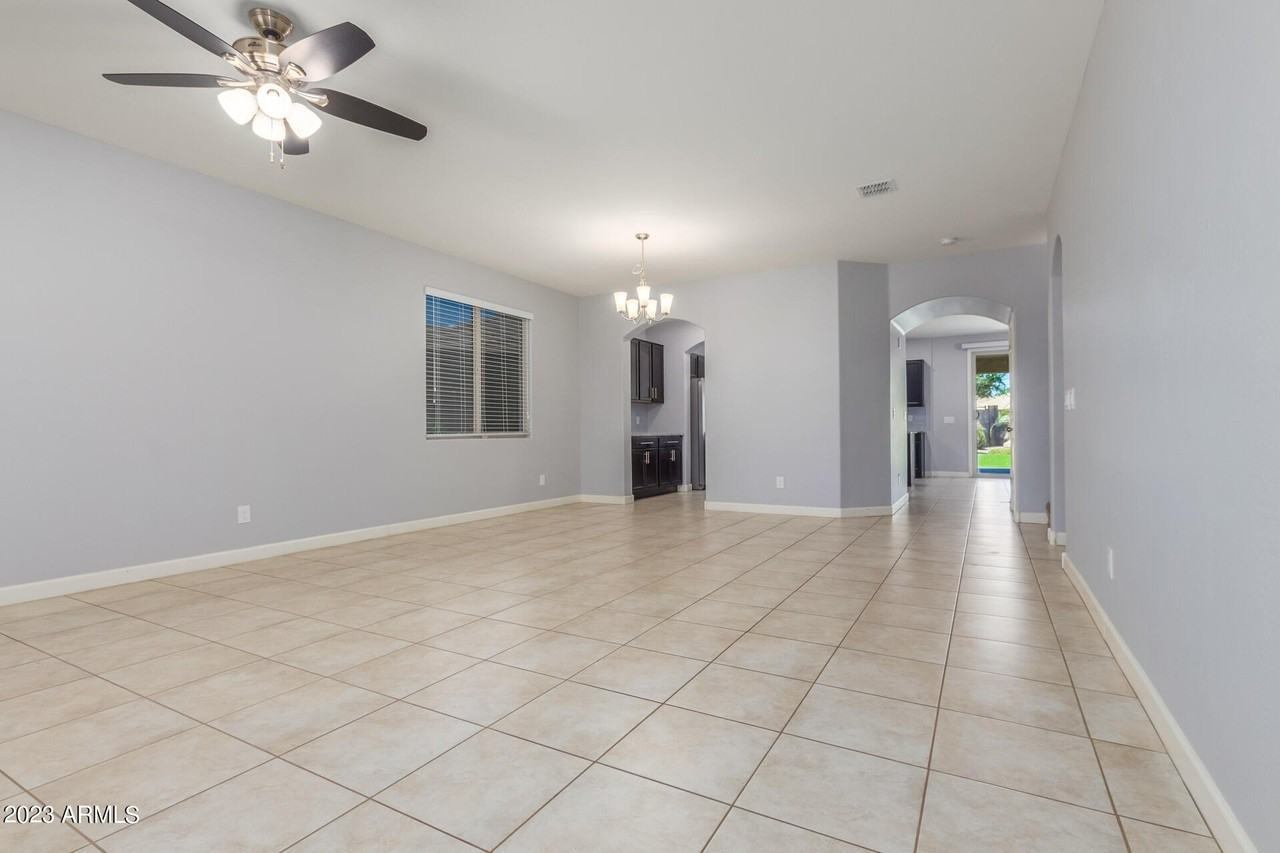 17186 W Lisbon Ln - Photo 5 of 39