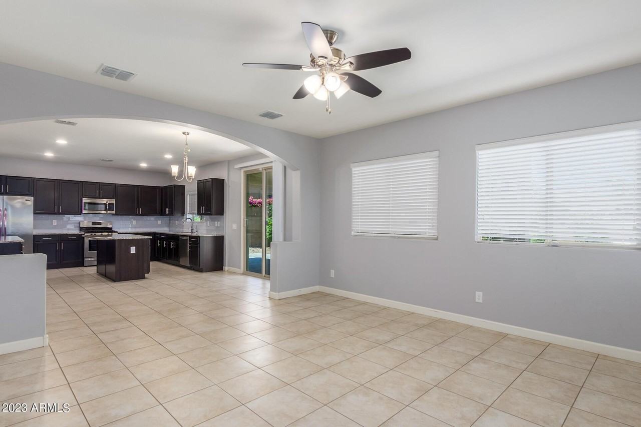 17186 W Lisbon Ln - Photo 7 of 39