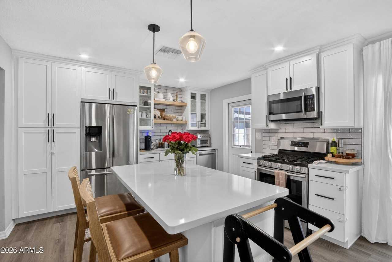 1022 W 13th St - Photo 5 of 35