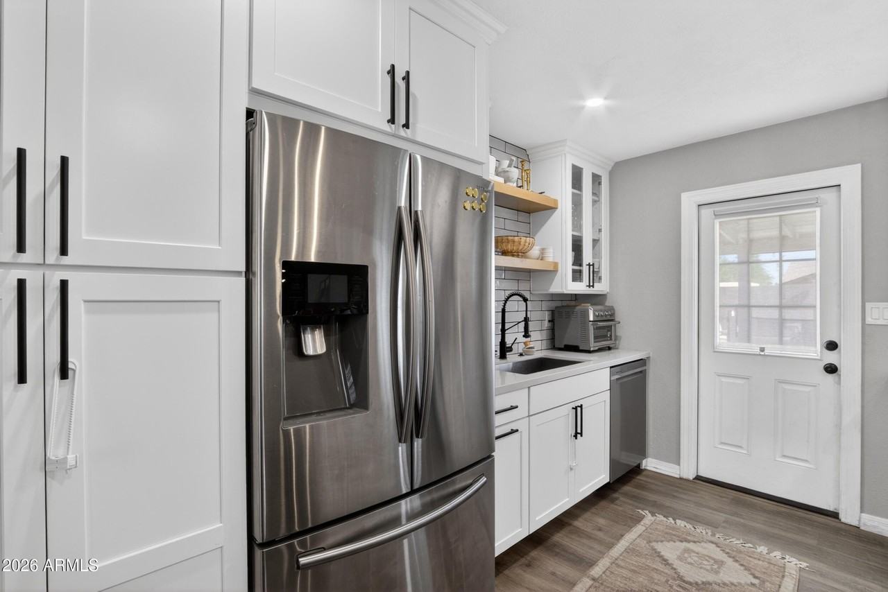 1022 W 13th St - Photo 6 of 35