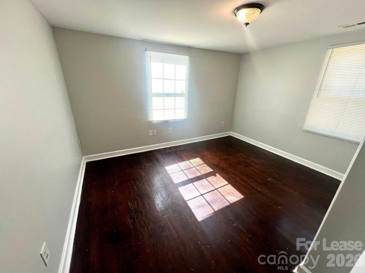 922 Ambassador St - Photo 5 of 7