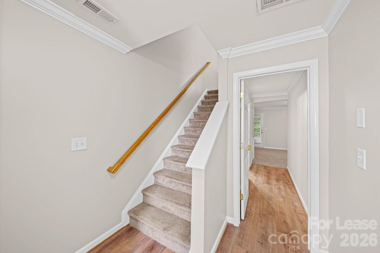 1526 Royal Auburn Ave - Photo 5 of 37