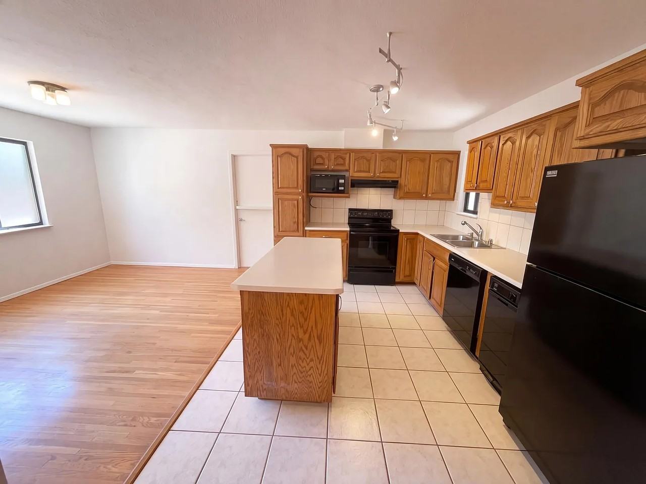 3336 Betts Drive Northeast - Photo 4 of 11