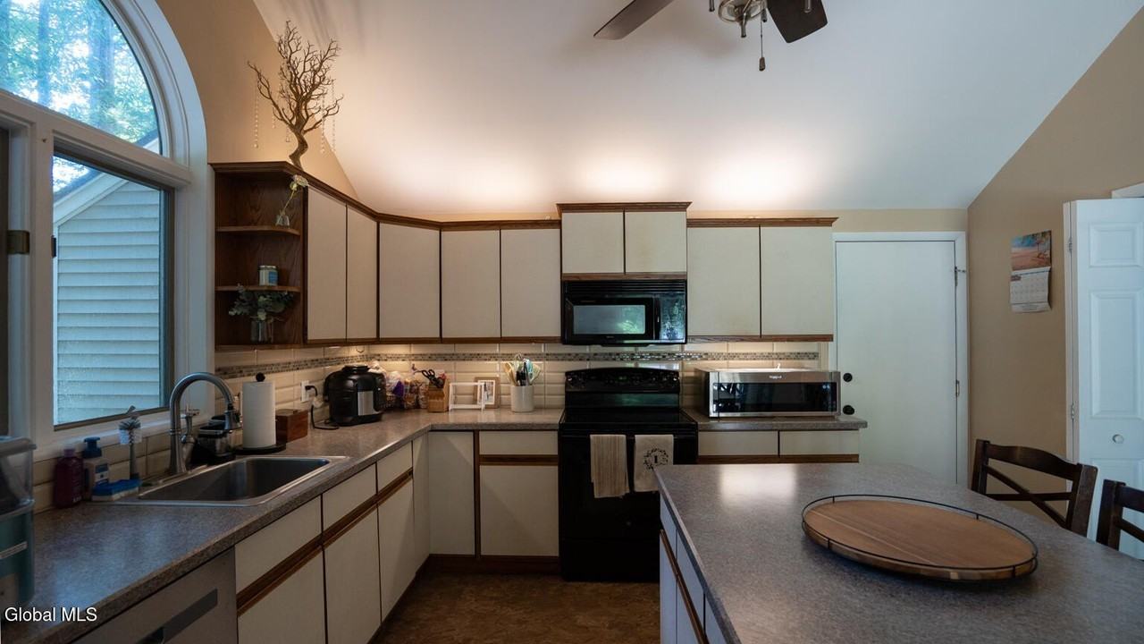 64 Meadow Rue Pl - Photo 7 of 36