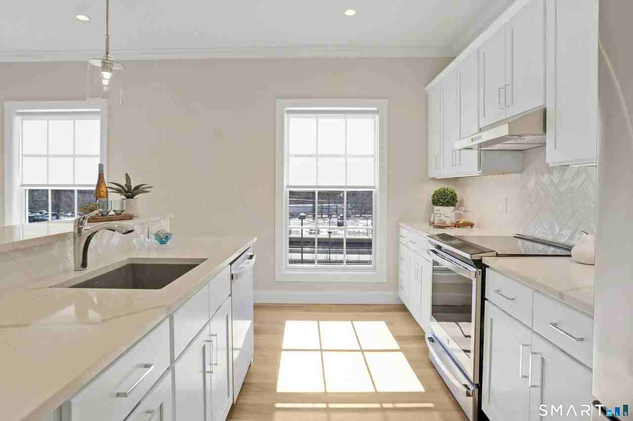 440 Heights Rd #305 - Photo 5 of 15