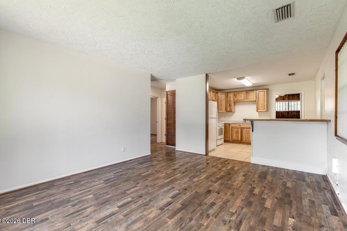 1584 Valencia Ave - Photo 4 of 24