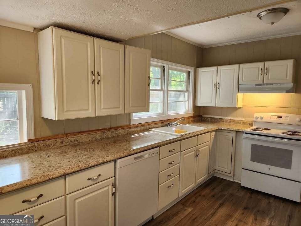 631 Davis Ave - Photo 3 of 10