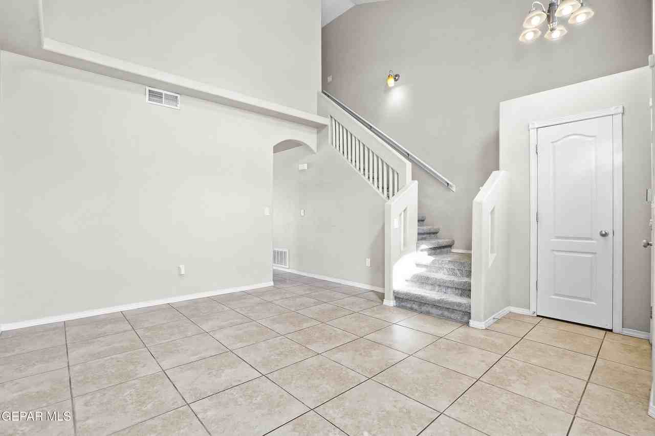 3261 Garden Point Dr - Photo 6 of 32