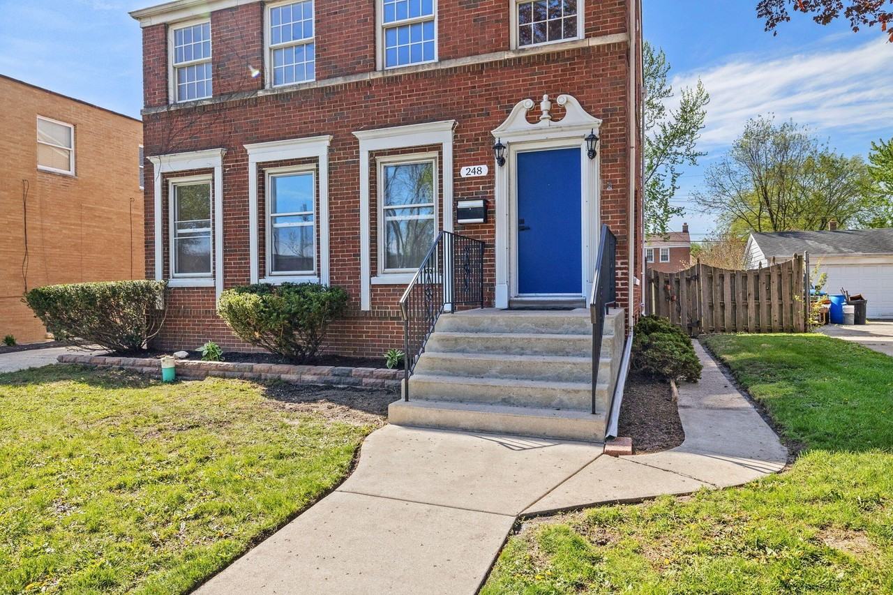 248 Adelaide Pl - Photo 2 of 22