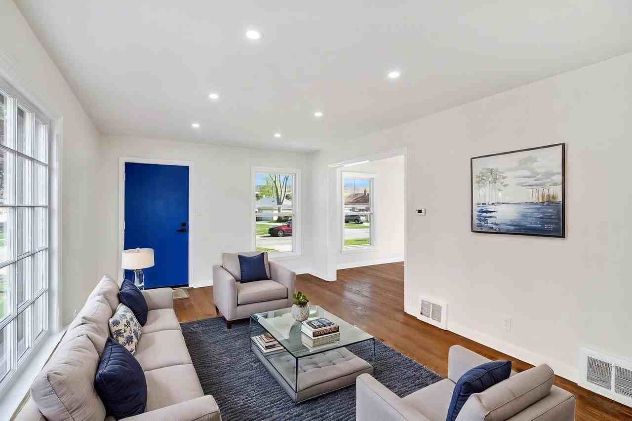 248 Adelaide Pl - Photo 3 of 22