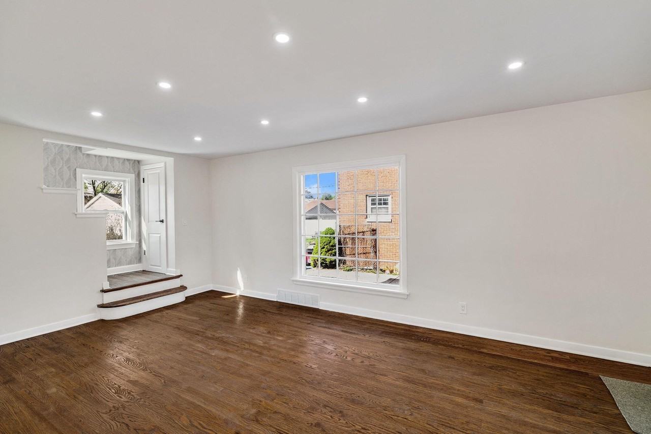 248 Adelaide Pl - Photo 5 of 22