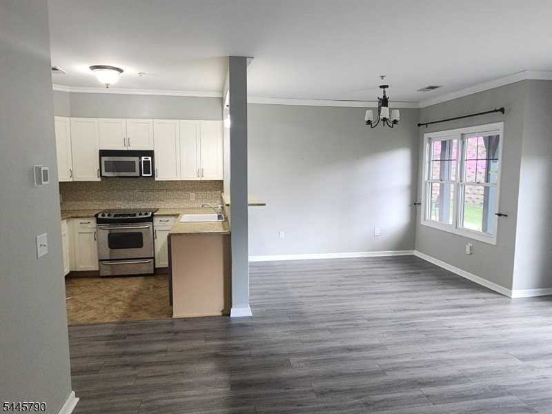10 Maple Cres #13 - Photo 4 of 21
