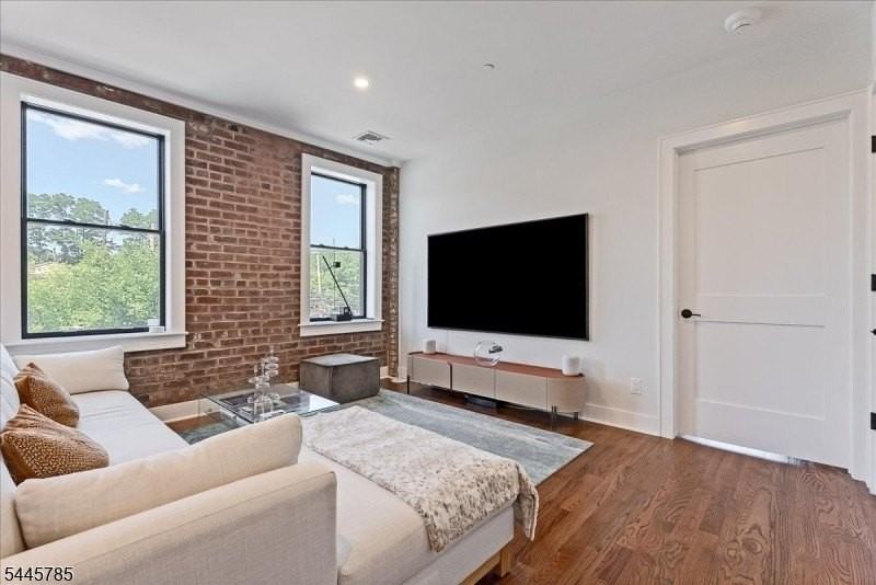 35 Main St - Photo 5 of 33