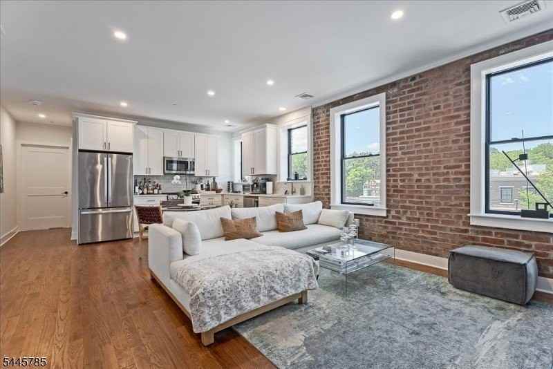 35 Main St - Photo 7 of 33
