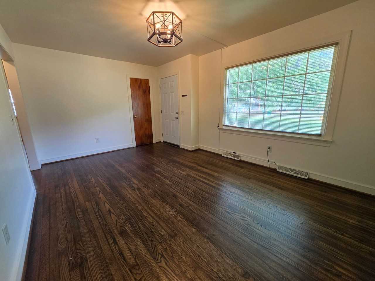 318 Jasper Ln - Photo 5 of 36