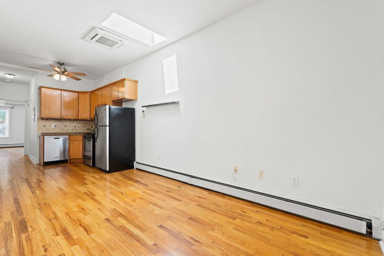 349 7th St #3R - Photo 2 of 22