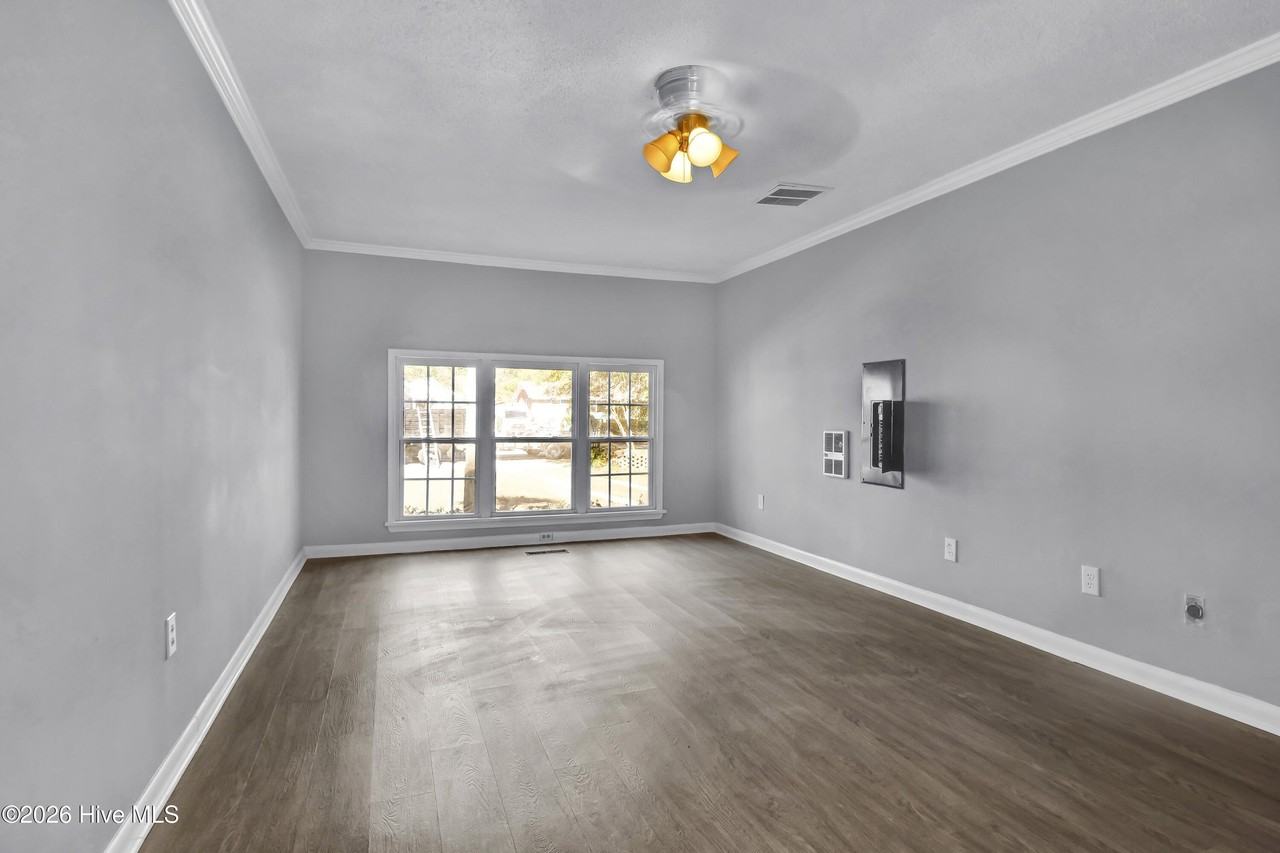 139 Charter Dr - Photo 3 of 22