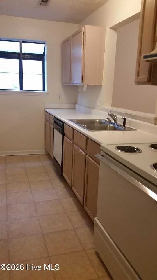 1404 Tanager Ct - Photo 3 of 8