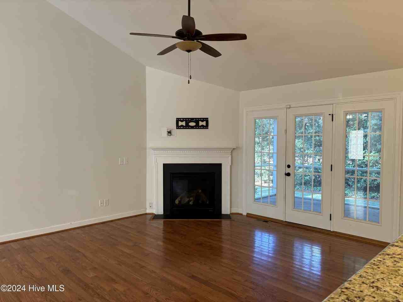 7 Moore Dr - Photo 2 of 20
