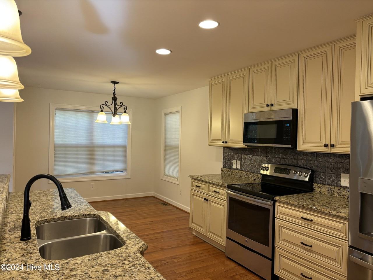 7 Moore Dr - Photo 4 of 20