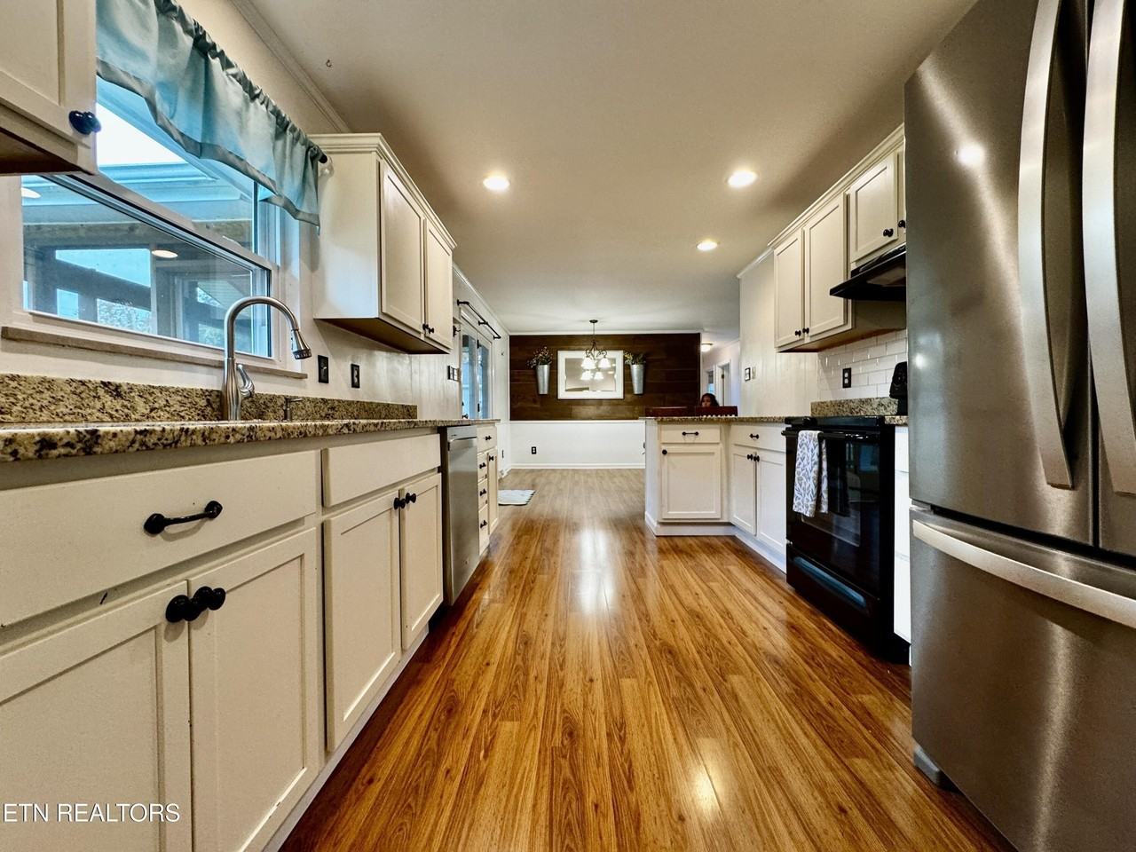 824 Noragate Rd - Photo 2 of 27