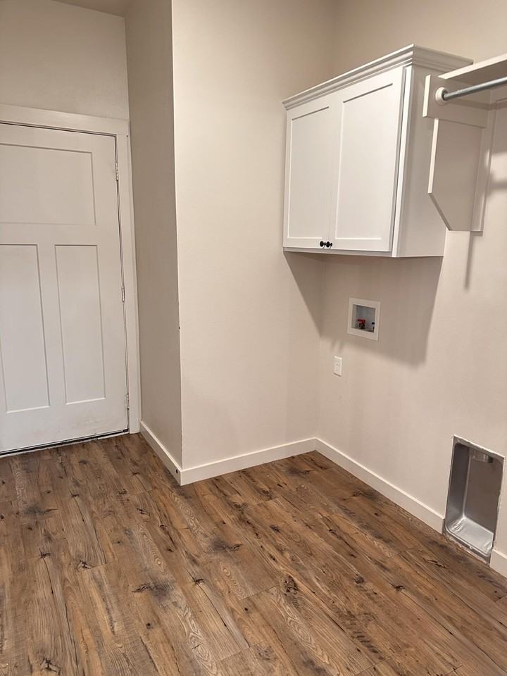 2555 138th St - Photo 6 of 11