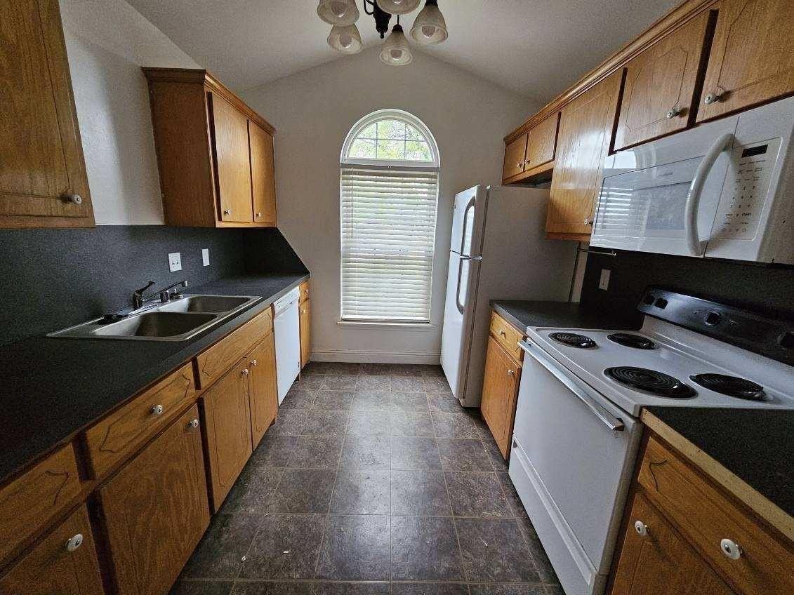 6119 8th St - Photo 4 of 8