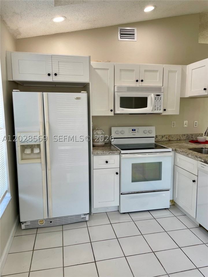 11050 Sw 152nd Ct - Photo 7 of 9