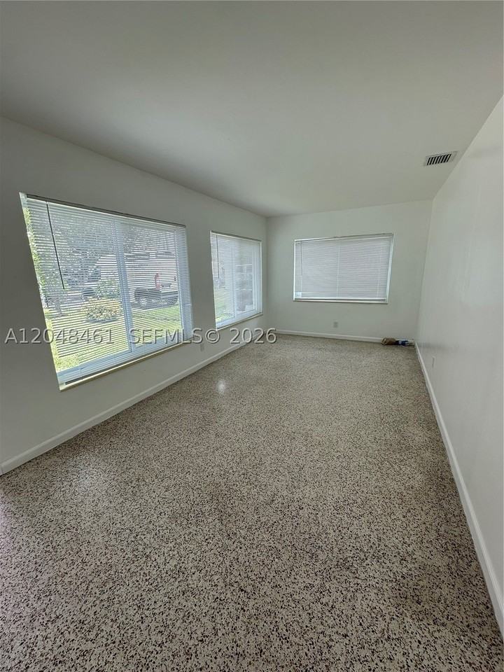 400 Nw 61st Ave - Photo 3 of 20