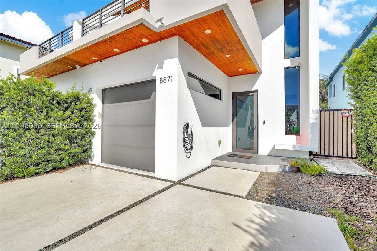 8871 Sw 28th St - Photo 2 of 39