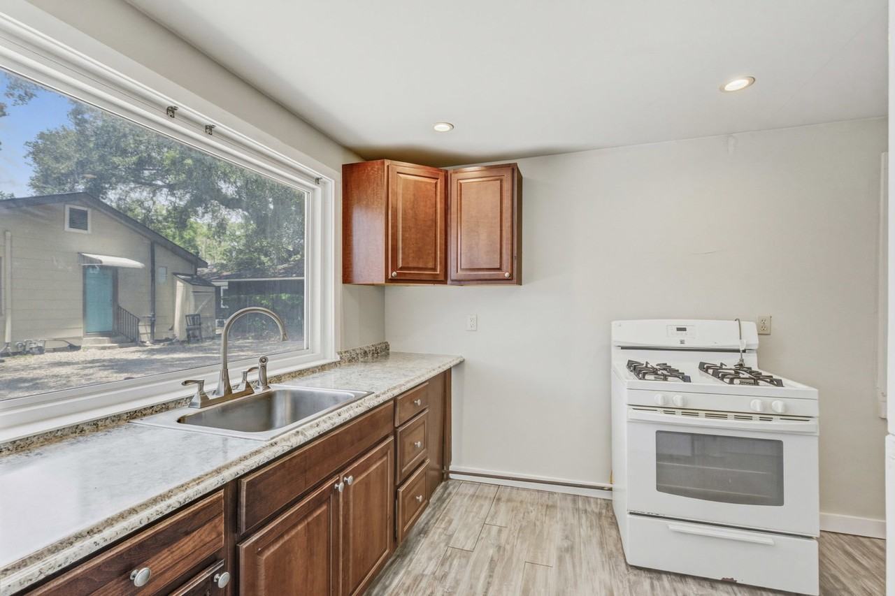 1833 Orangeburg St #C - Photo 6 of 8