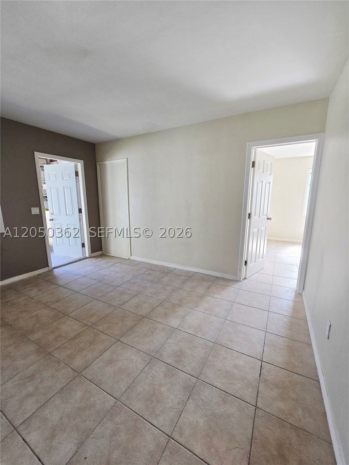 724 Sw 7th Ter #1-2 - Photo 5 of 16