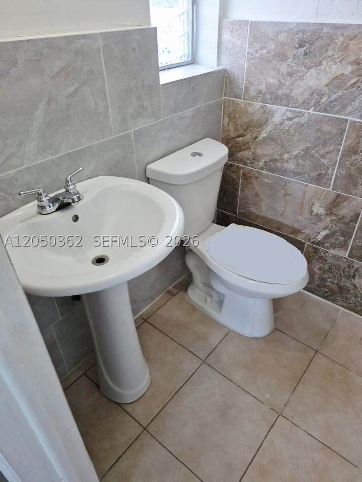 724 Sw 7th Ter #1-2 - Photo 6 of 16