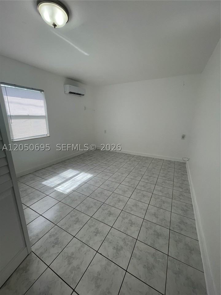 1567 Ne 110th Ter #C - Photo 3 of 10