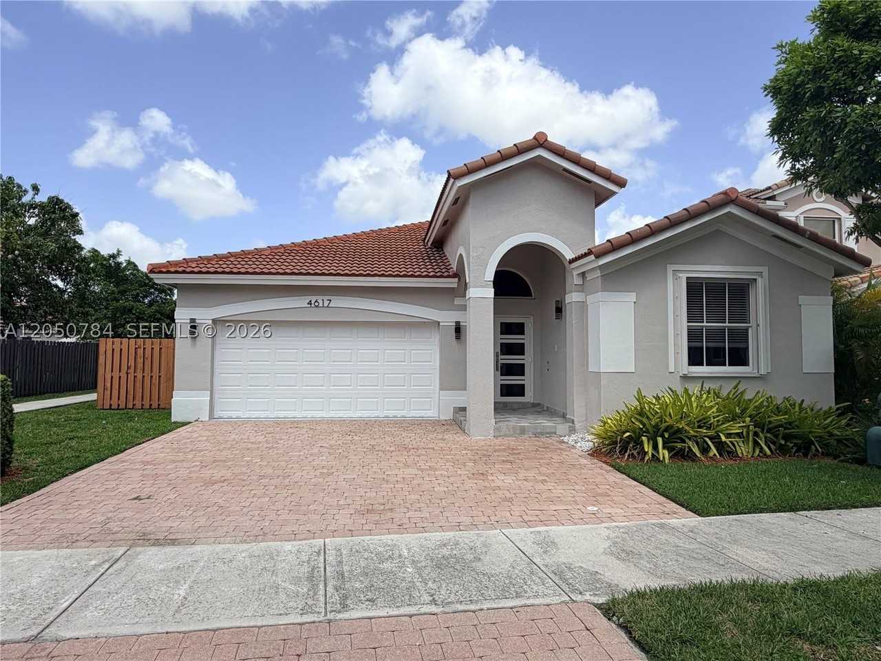 4617 Nw 96th Ave - Photo 2 of 24