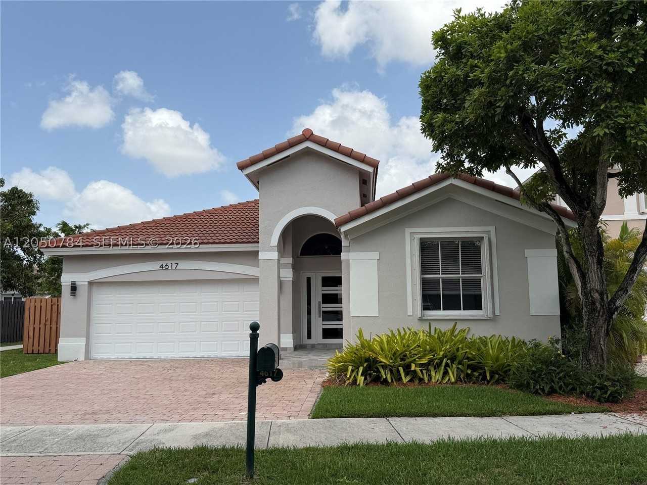 4617 Nw 96th Ave - Photo 3 of 24
