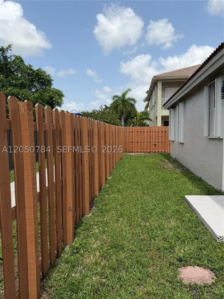 4617 Nw 96th Ave - Photo 4 of 24