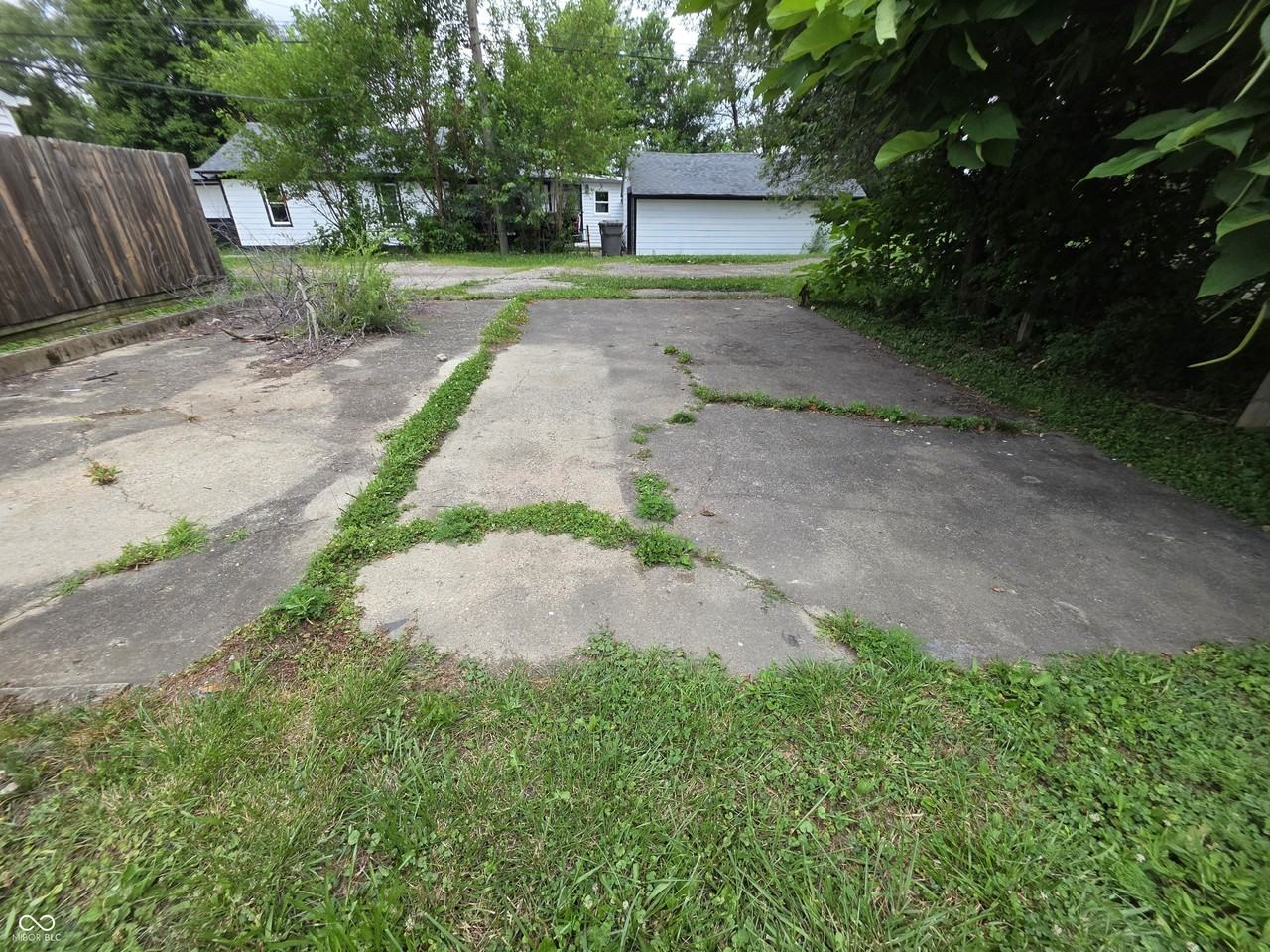 1524 E Legrande Ave - Photo 3 of 3